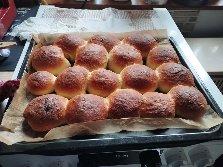 Ropogós, aranybarna házi zsemle – Jobb, mint a pékségben!