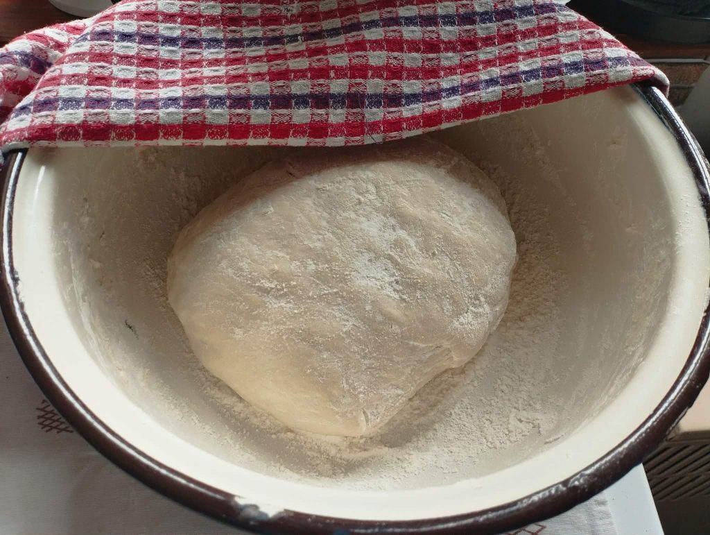 ropogós házi zsemle, aranybarnára sütve.